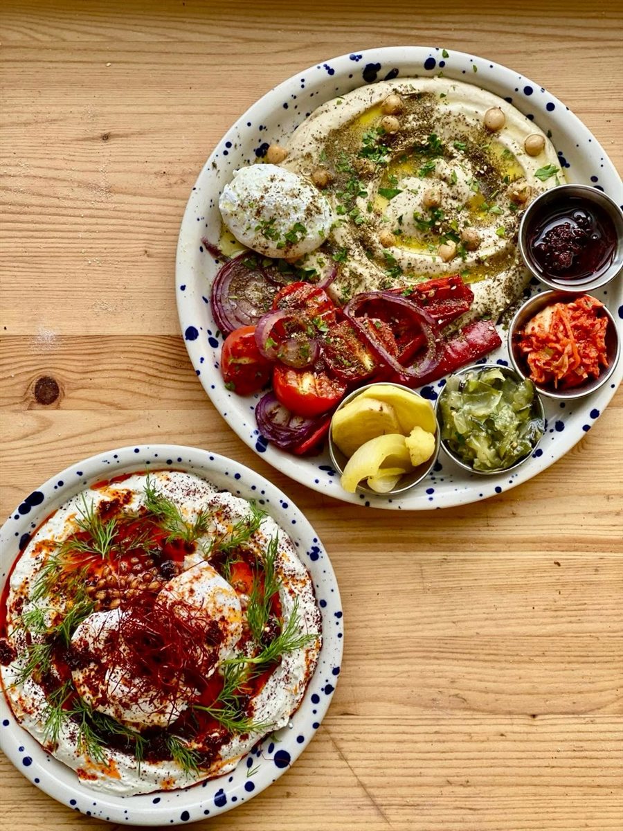 Dva talíře mezze — hummus s vejcem a labneh s koprem a chilli olejem
