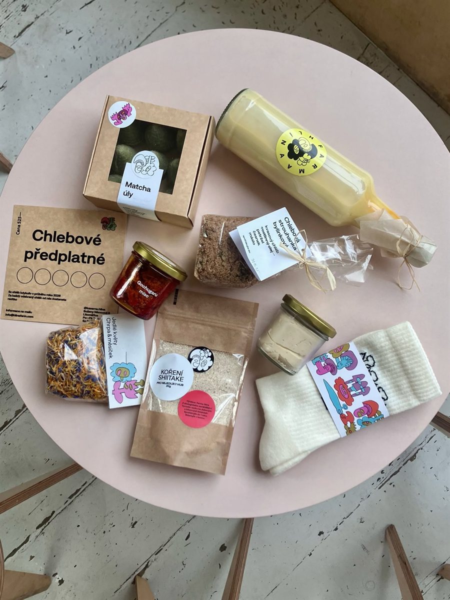 Produkty Farmy Hlína — koření shiitake, jedlé květy, bylinková strouhanka, gochugaru miso a matcha úly